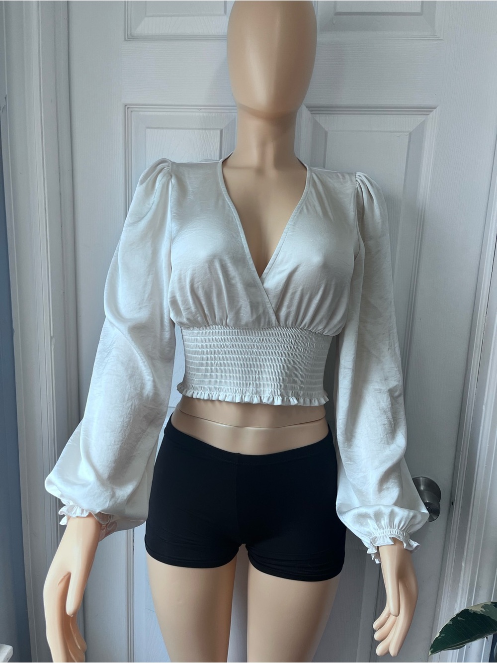 Aritzia Wilfred White Smocked-Waist V-Neck Long Sleeve Crop Top